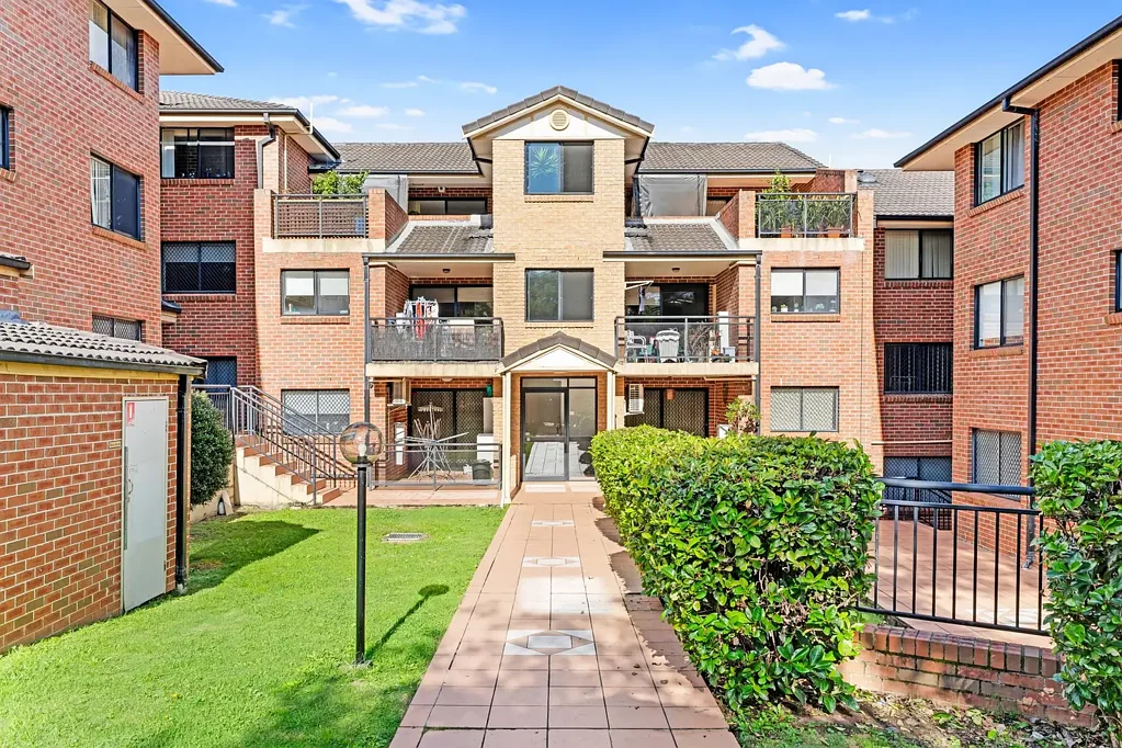 Yagoona 2침실 Modern & Low Maintenance Living in the Heart of Yagoona
