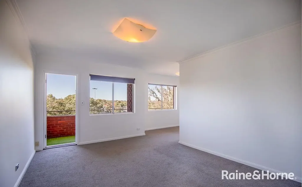 Spacious Apartment with Park Outlook in Convenient Location