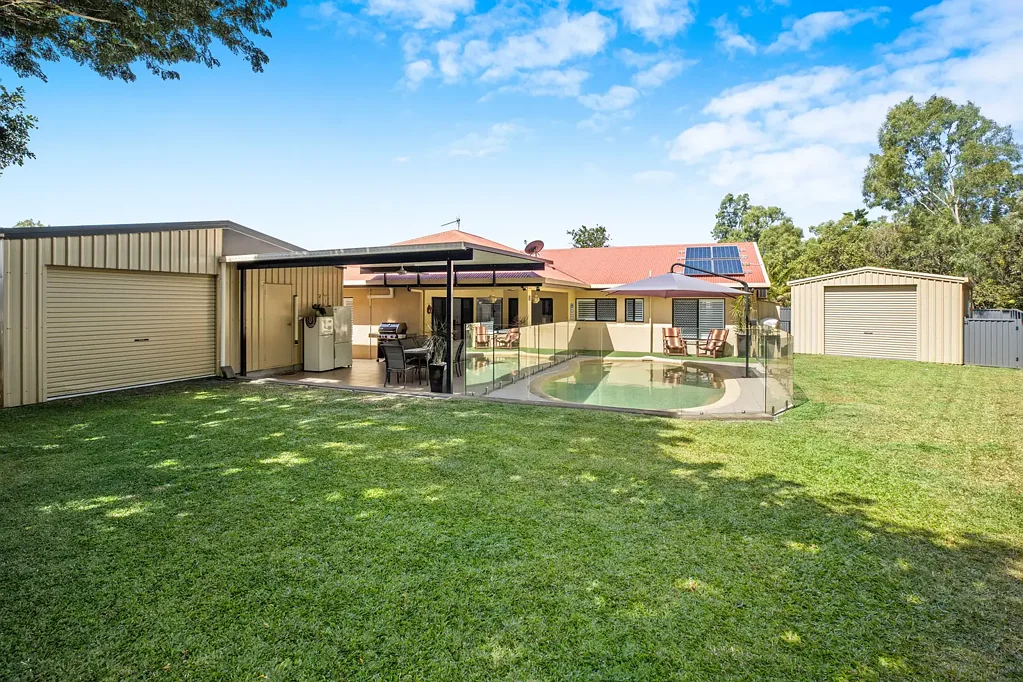 Gordonvale 4 Slaapkamer Two Sheds … A Private Tropical Sanctuary with Resort-Style Appeal on 870m2
