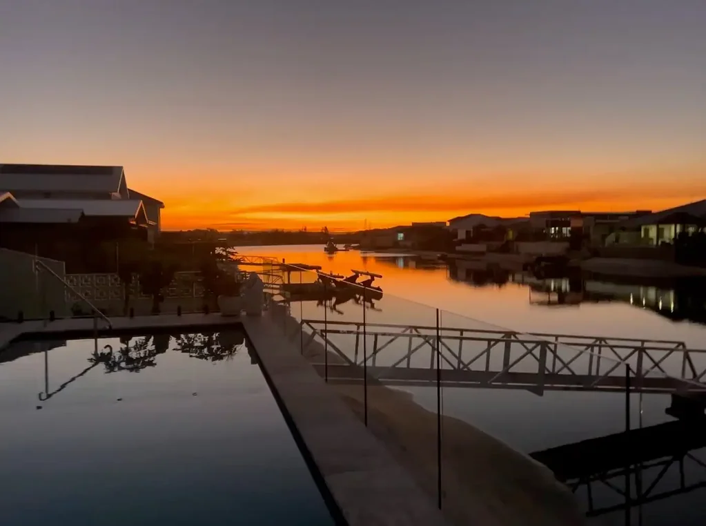 Yamba 4침실 Contemporary Single Level Waterfront Living