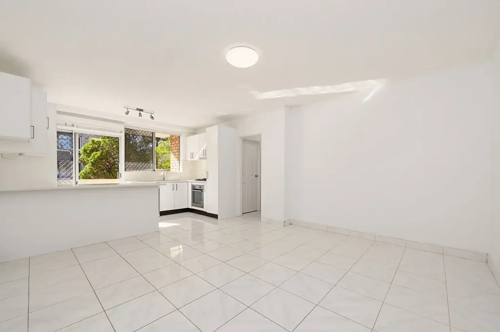 STYLISH SUNLIT APARTMENT IN CONVENIENT CUL-DE-SAC LOCATION