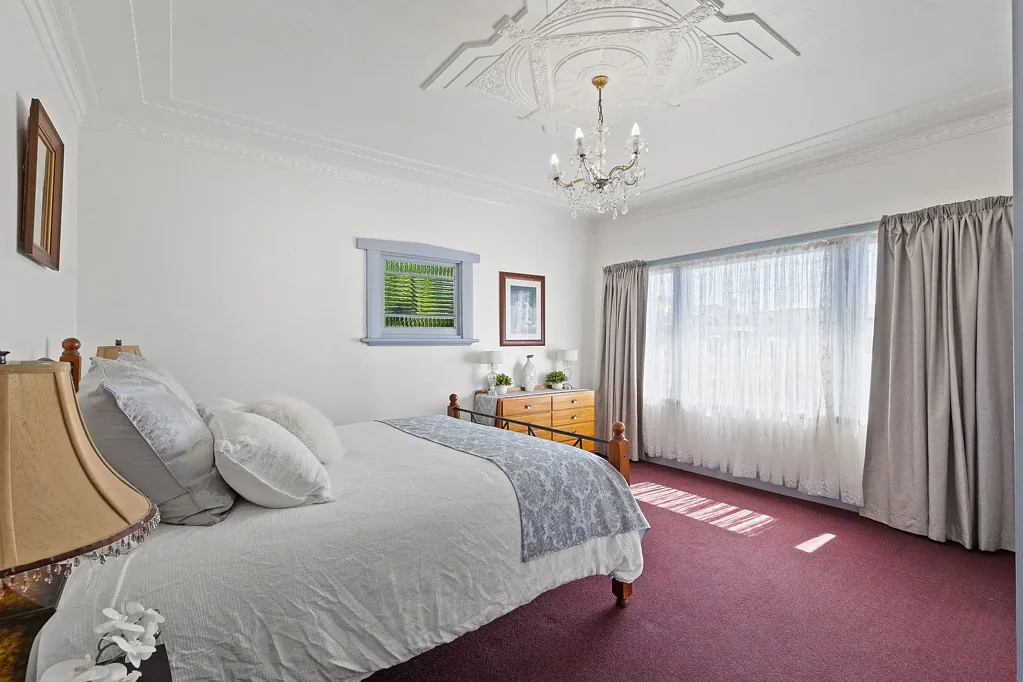 Devonport 10房  9 Bed + 6 Bath + 3 Kitchen Home, Potential Beckons!