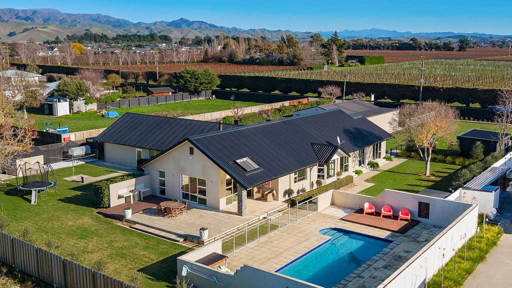 Burleigh 4 Bedroom Exceptional family living, 2,996sqm in town