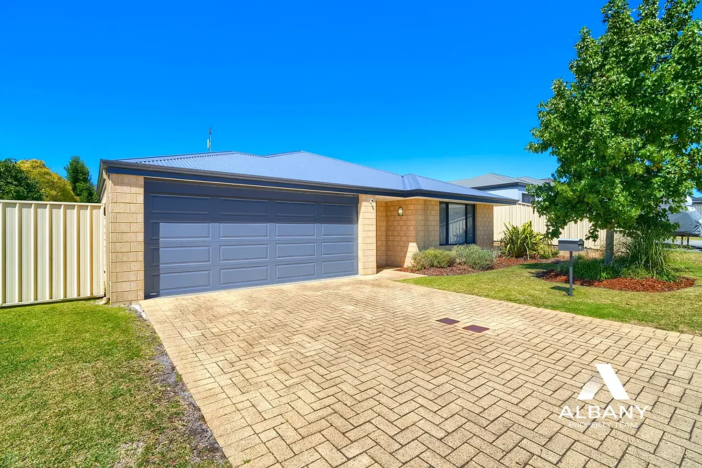 8 Comet Corner, Mckail, WA 6330