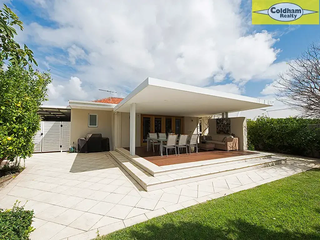 South Perth 4कमरा Comfortable Family Home on 716sqm Block. Rare Opportunity. Just One Street Back From The Magnificent Foreshore !