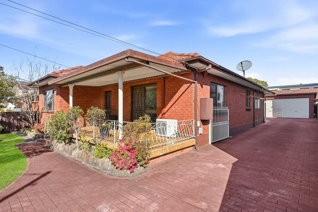Merrylands 3Zimmer Spacious Full Brick Home with Development Potential