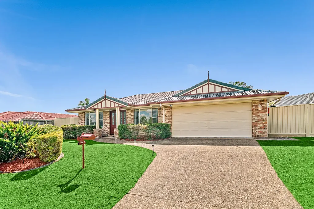 Parkinson 4 Slaapkamer 737sqm + Stretton College Catchment + Generous Family Living
