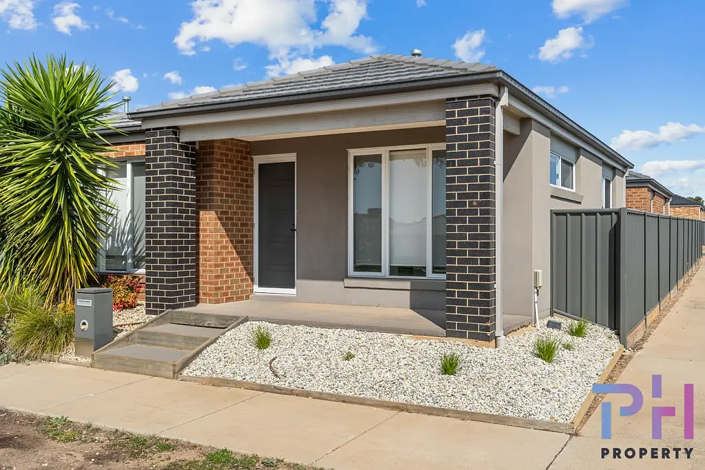 MODERN LOW MAINTENANCE LIVING