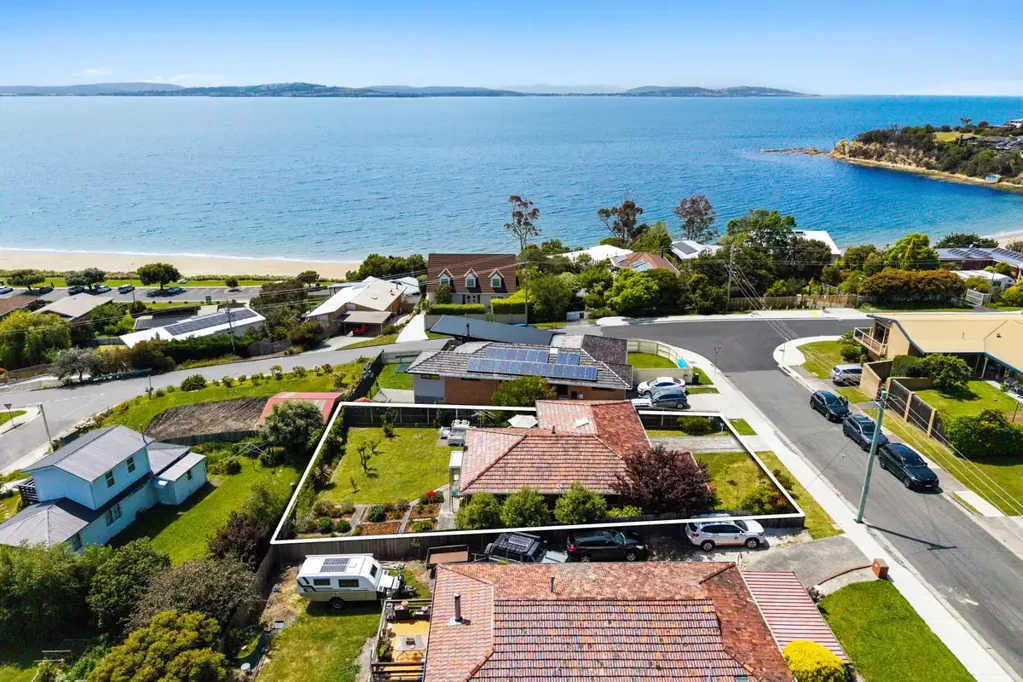 Blackmans Bay 3ਬੈੱਡਰੂਮ Comfortable, light-filled home with water views
