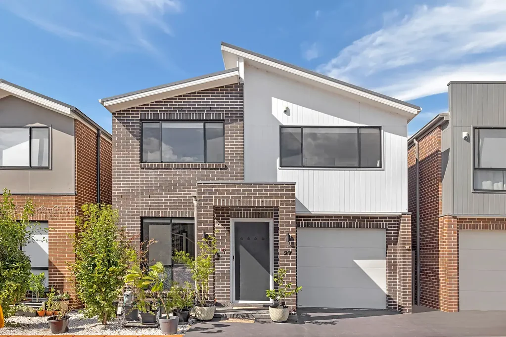 Schofields 4 Bedroom Free Standing Townhouse in Riverbank & The Ponds Highschool Catchment