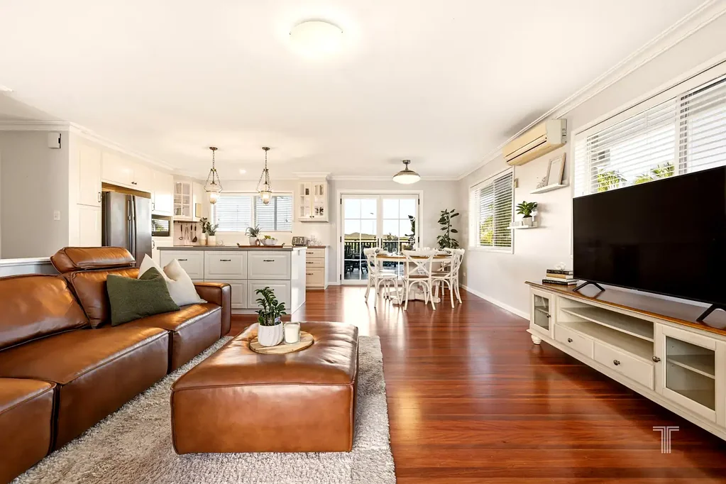 Mansfield 3房 双居住设计 两个厨房石材台面 独立入口 近Carindale 采光充足 现代更新 Dual Living Potential In Prime Location