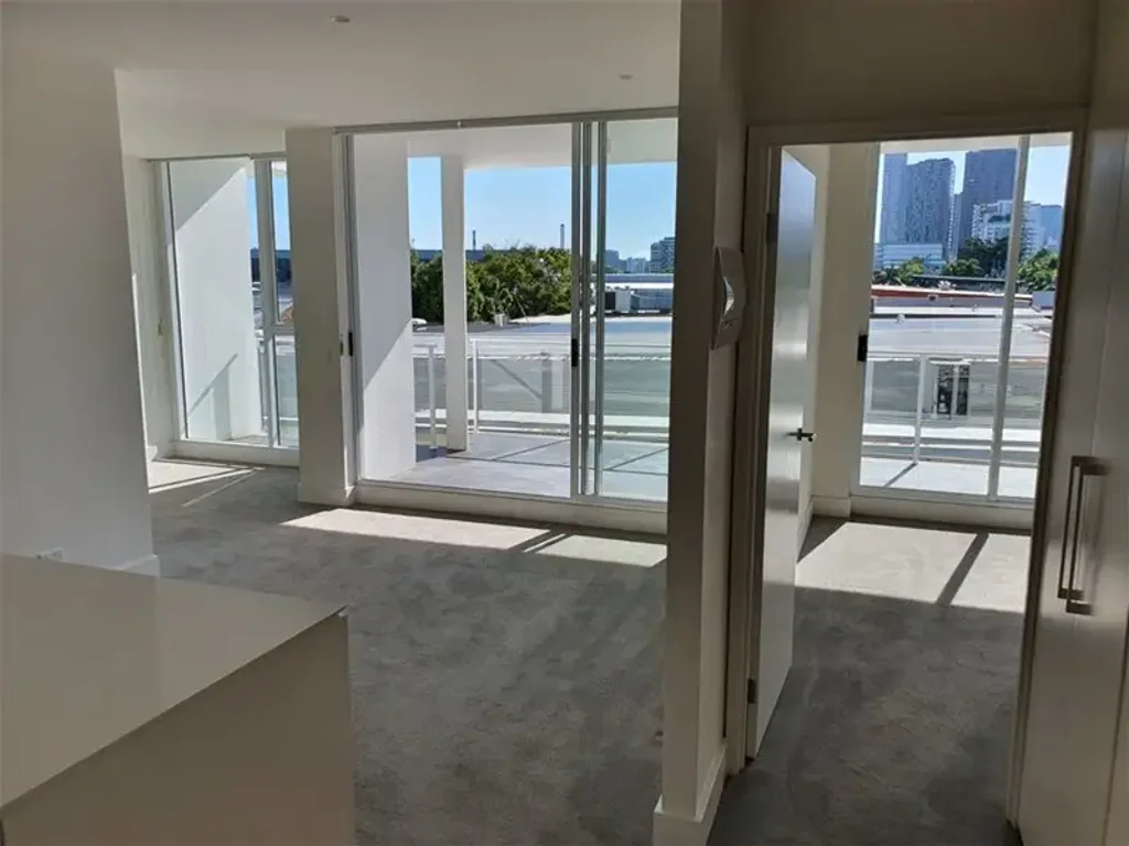 Unfurnished Air-conditioned 1 Bedroom Apartment - walk to schools, bars/cafes, public transport and the Brisbane River