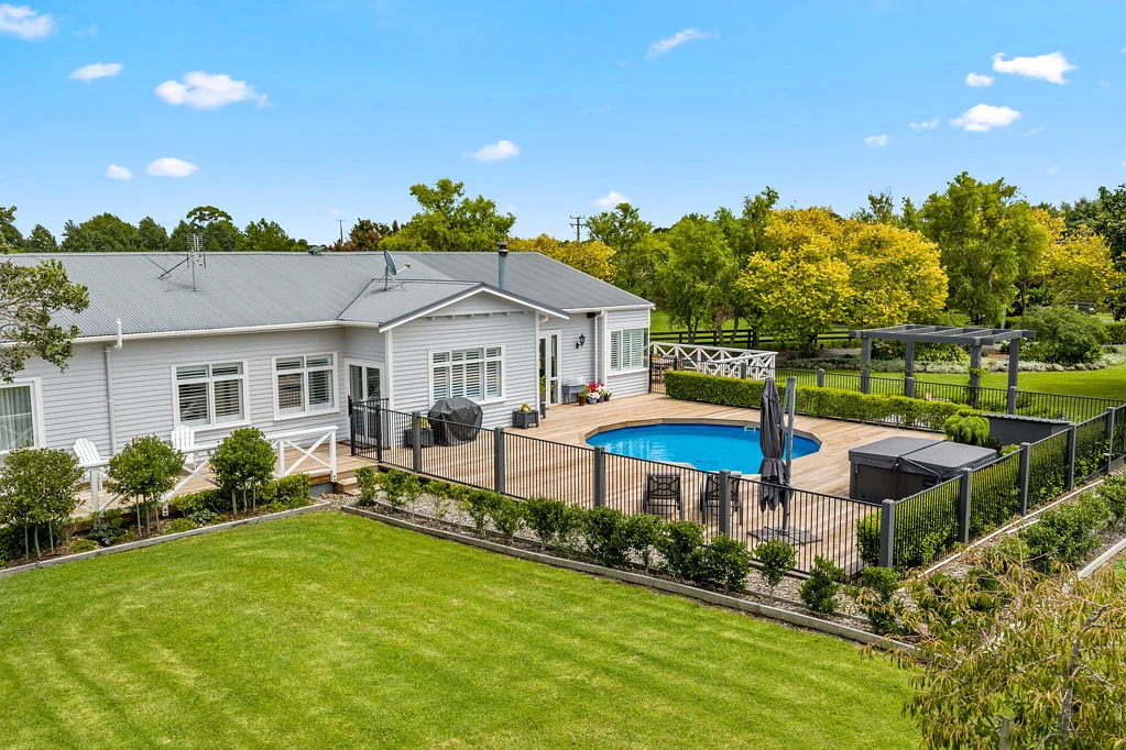 Karaka 6ห้องนอน Classic Country home with Barn