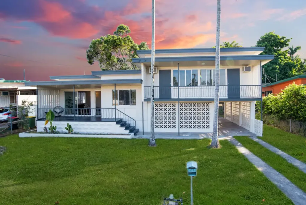 Ingham 3ห้องนอน SPLIT LEVEL RENOVATED HOME ON 1,459 SQ.M. (OVER 1/3 ACRE) BLOCK!