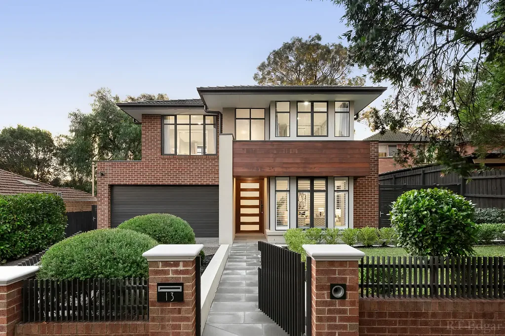 Surrey Hills 5房 红砖暖木立面 五卧三卫宽敞 高品质木地板 中央厨房石台面 主套房带步入式衣帽间 优质学区云集 步行Union Station 电车直达CBD 咖啡馆餐厅林立 社区公园环绕 Near-New Elegance in Surrey Hills’ Leafy Heart