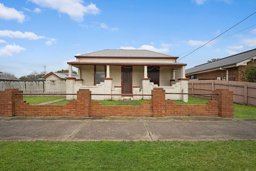 Terang 4 Slaapkamer Cottage Charm with Limitless Potential