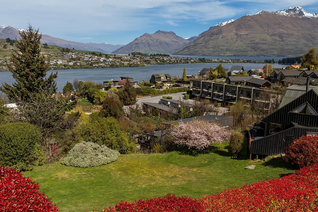 Queenstown  Dual Titles, Lake Views - Must Be Sold