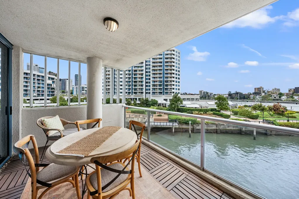 Contemporary 3-Bed 2-Bath Furnished Apartment | 2 Car Parks | Kangaroo Point Waterfront
