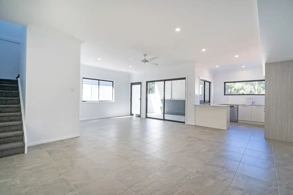4 bedroom townhouse close to shopping centre