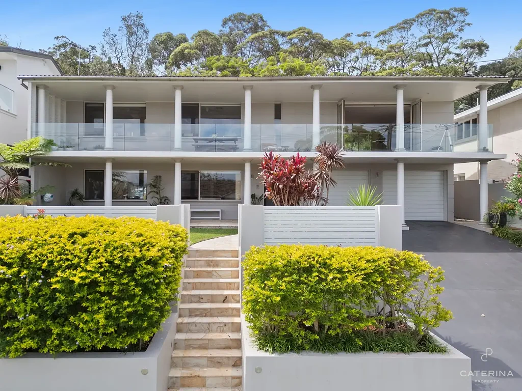 Collaroy 5chambre Elevated Coastal Outlooks with Flexible Dual Living in Dress Circle Location