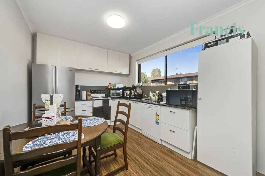 Farrer 2房  Great Value - Split level 2 Bed Townhouse - North Facing Living - Close To Shops & Transport