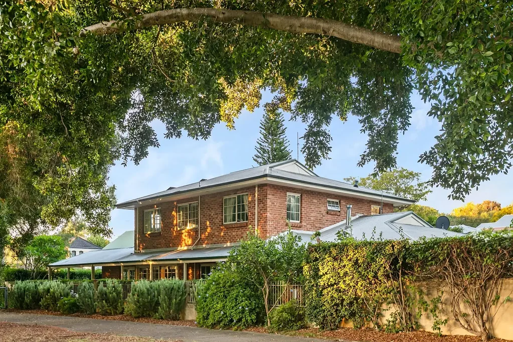 Claremont 5 Bedroom Elegant 5x3x2 family home overlooking magnificent Lake Claremont