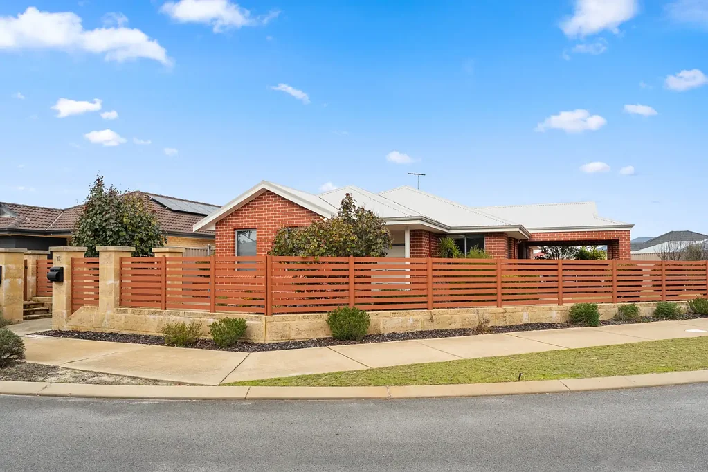 Baldivis 3ਬੈੱਡਰੂਮ Award-winning style opposite Breton Reserve.