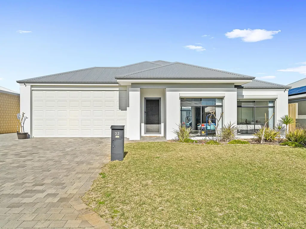 Madora Bay 4房  Expansive family home with room for all the toys.