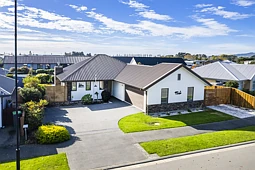 91 Carnaveron Drive, Lincoln