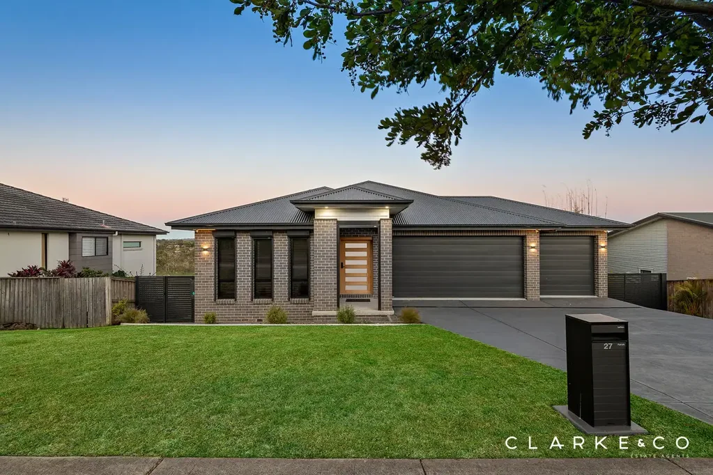 Gillieston Heights 5 Bedroom SOPHISTICATED FAMILY HAVEN WITH ELEVATED VIEWS!