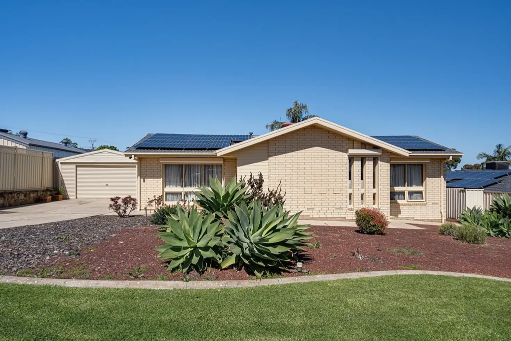 Hope Valley 3 Bedroom Cosy, Bright & Communal Mid-Century Brick Home