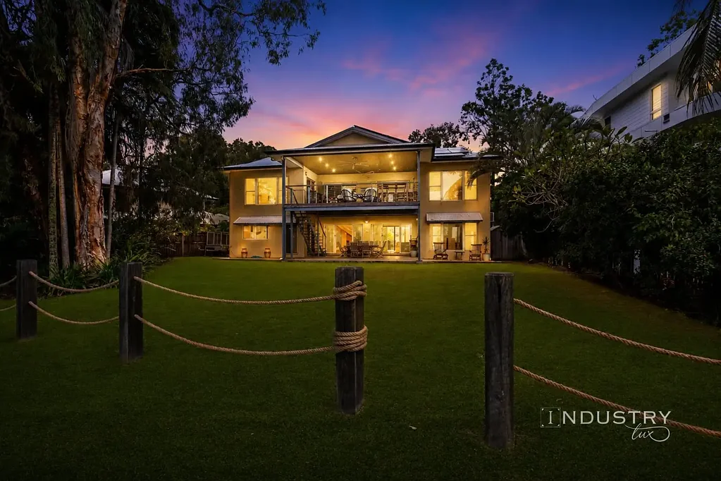 Holloways Beach 4कमरा Beachfront Family Living with Space, Privacy and Ocean Breezes