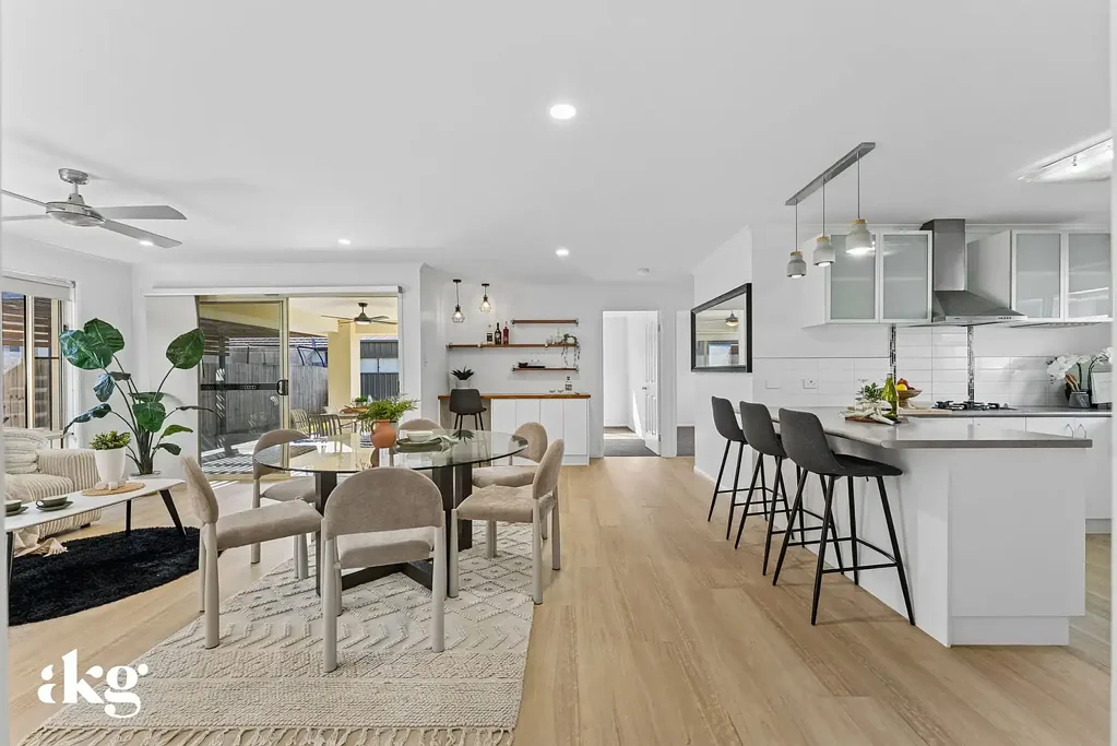 Augustine Heights 4ห้องนอน Freshly Updated Family Home with Reserve Outlook - Vacant & Ready to Move In