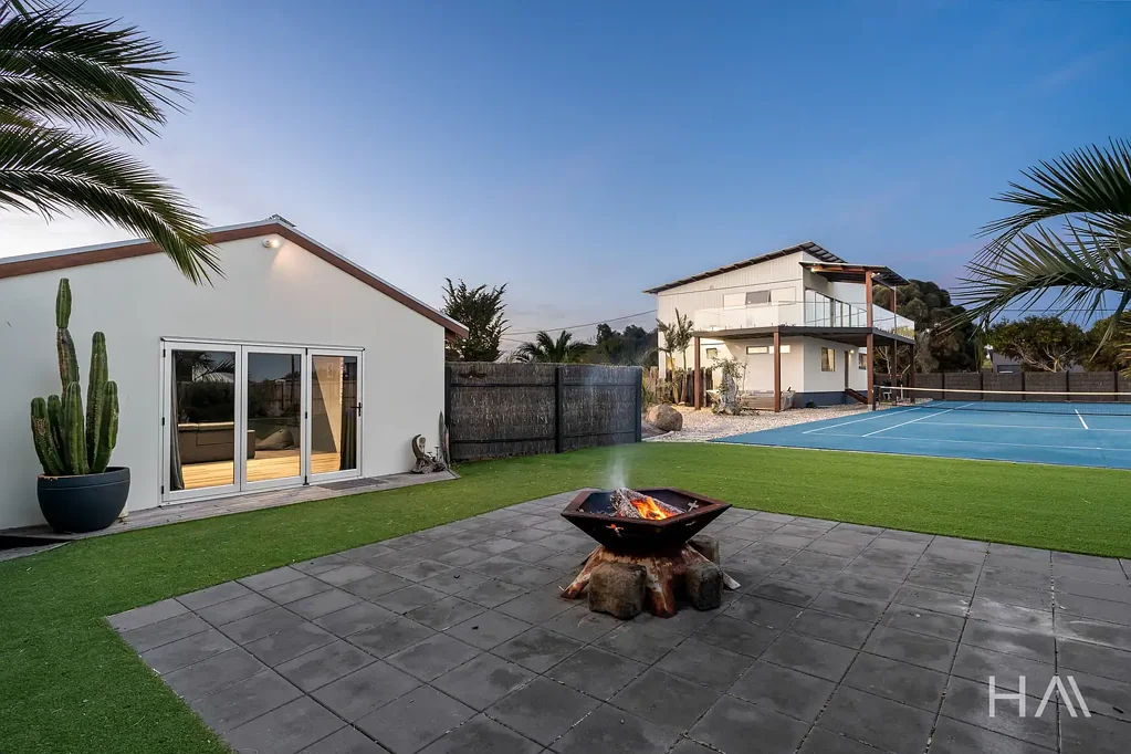 Falmouth 3房  Luxury Beachside Living & Picturesque Ocean Views