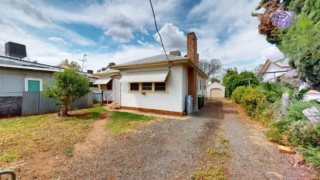 LARGE FAMILY HOME IN THE MAIN STREET