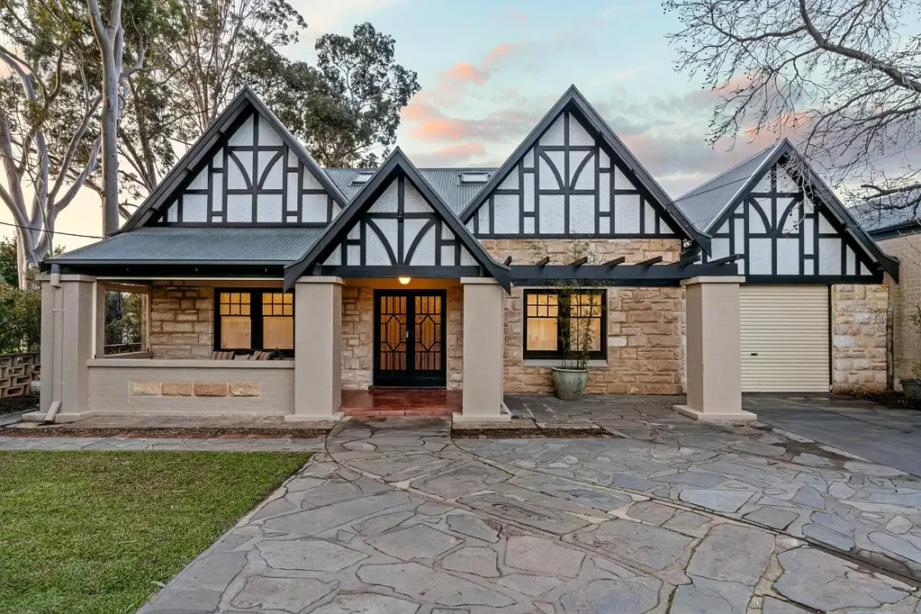 Lower Mitcham 5Habitaciones Timeless Tudor Elegance. Contemporary Family Living. An Address of Enduring Prestige.