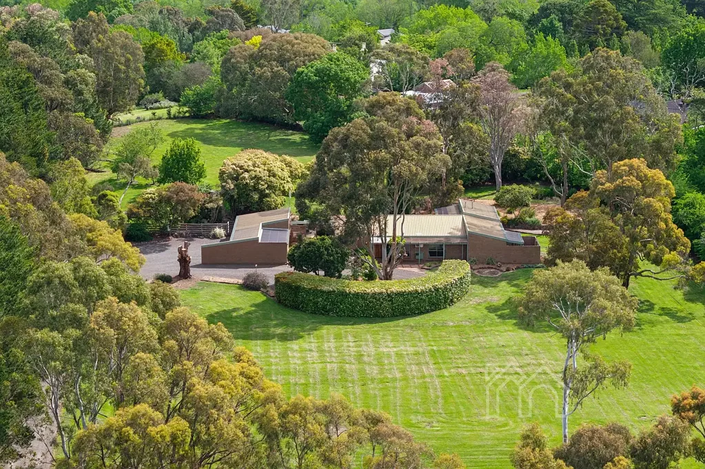 Kyneton 3ห้องนอน A Late-Modernist Sanctuary on 2.7 acres (approx.) -walk to Piper Street.