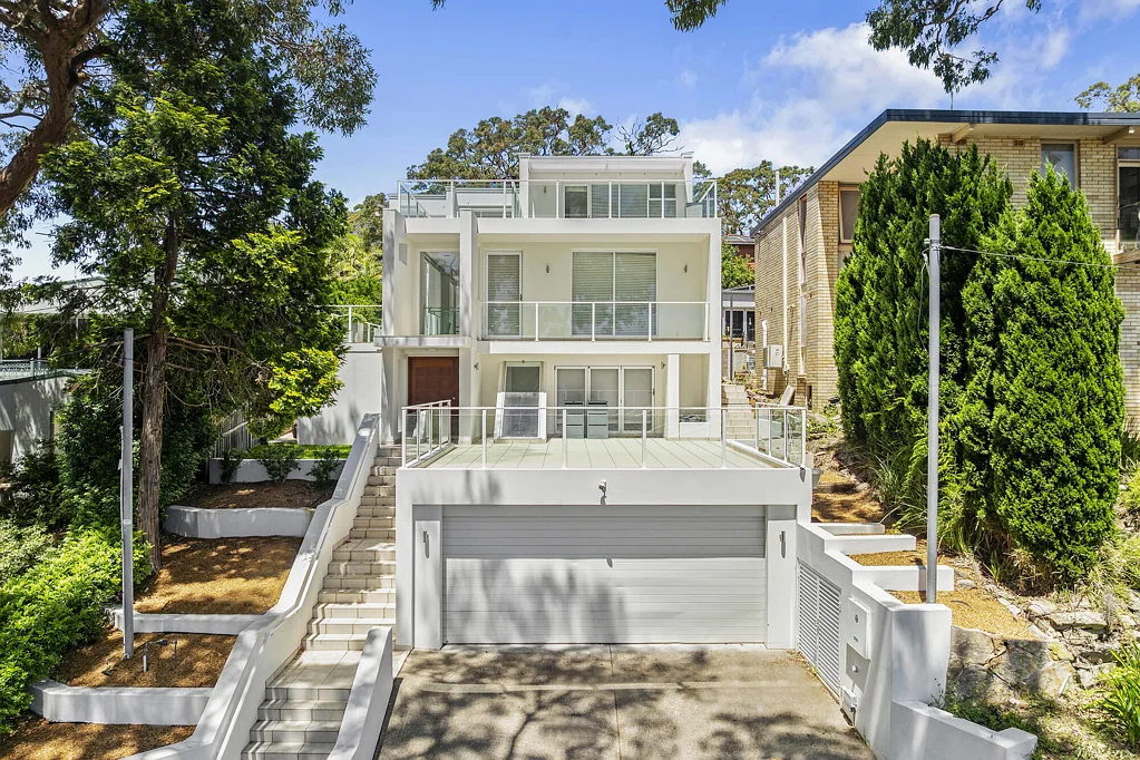 LARGE MODERN FAMILY HOME