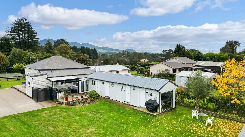 Arapuni 4房  Family home with cabins, large garage and gardens!