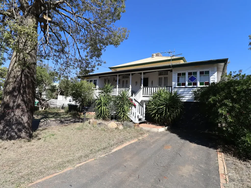 Roma 3બેડરૂમ Queenslander Grace with a Clever Modern Twist