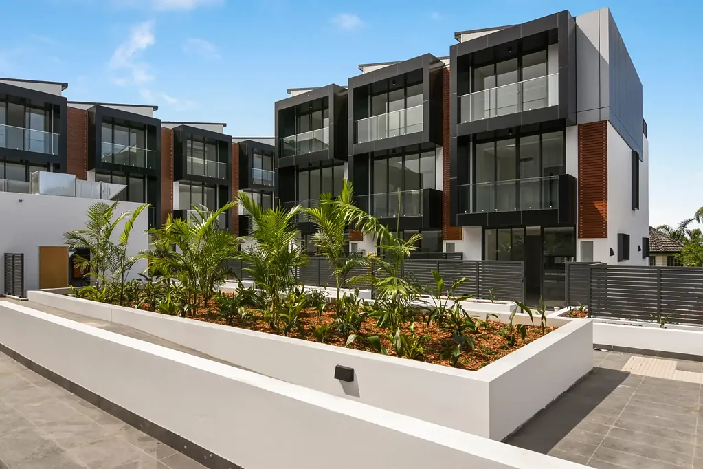 Bankstown 3房 2019年新筑联排 现代厨卫精装 开放式生活空间 宽敞卧室套间 私人庭院 双车位车库 步行即达商圈交通学校 Contemporary Tri Level Strata-Titled Townhouse