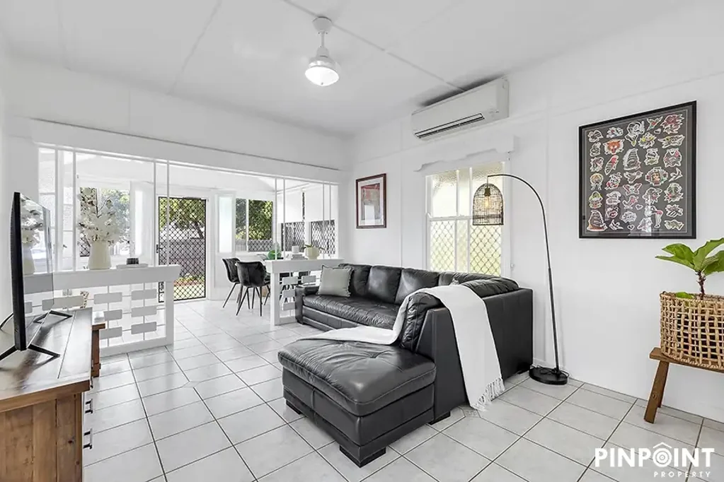 West Mackay 2 Slaapkamer Charming Cottage with Big Block & Shed!