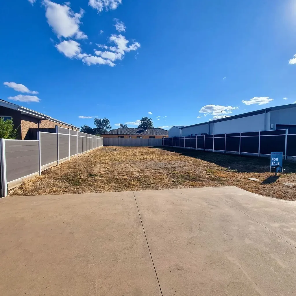 Kialla  Fully fenced block in gated over 50's village with FREEHOLD TITLE.