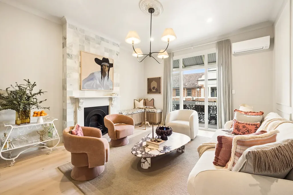 Balmain 2બેડરૂમ Designer-Furnished Mixed-Use Darling Street Investment with Dual Income Potential