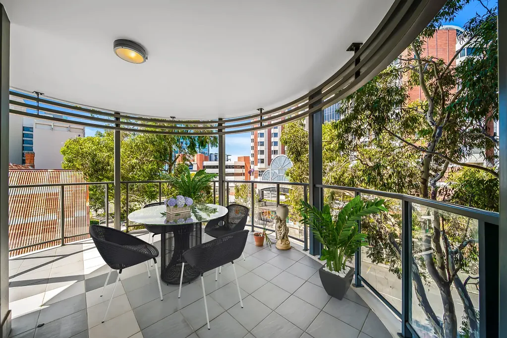 East Perth 3બેડરૂમ City Living with Unique Corner Balcony