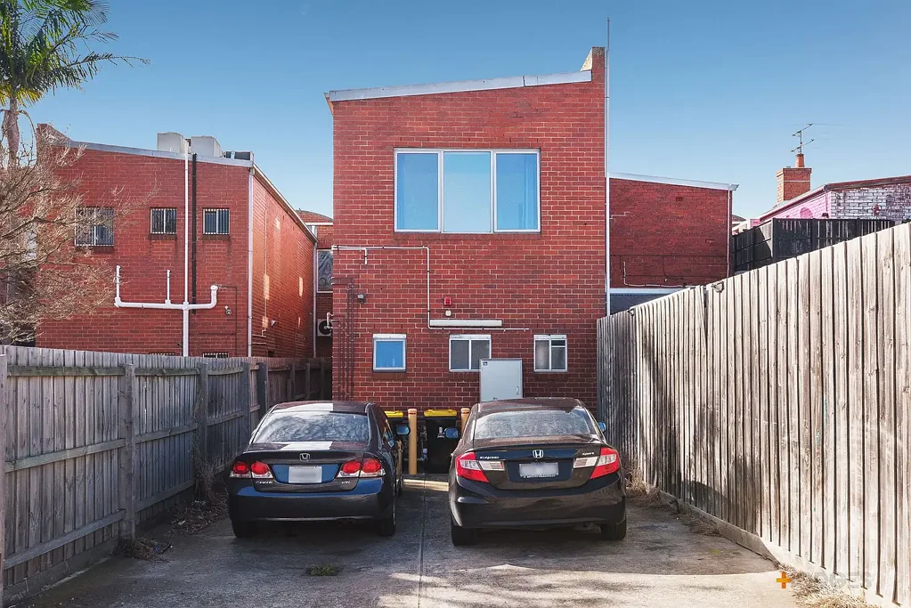 Bright & Convenient Beachside Living in Mentone