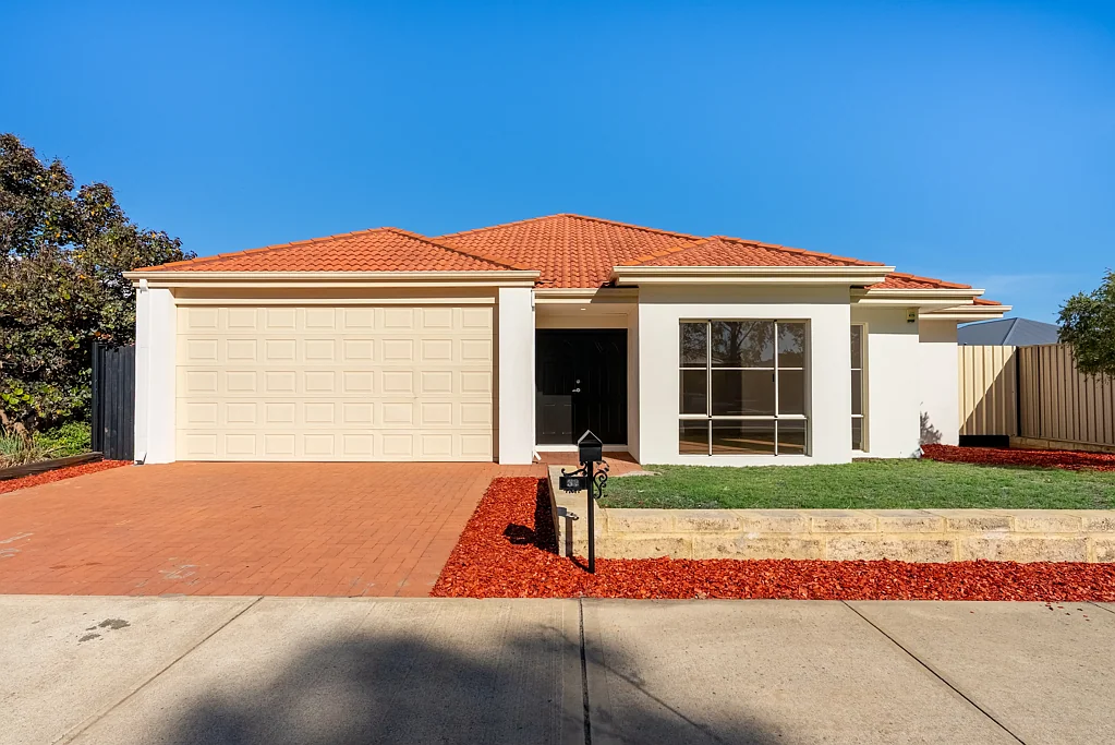 Baldivis 4房  Spacious and secure family living on a corner block.