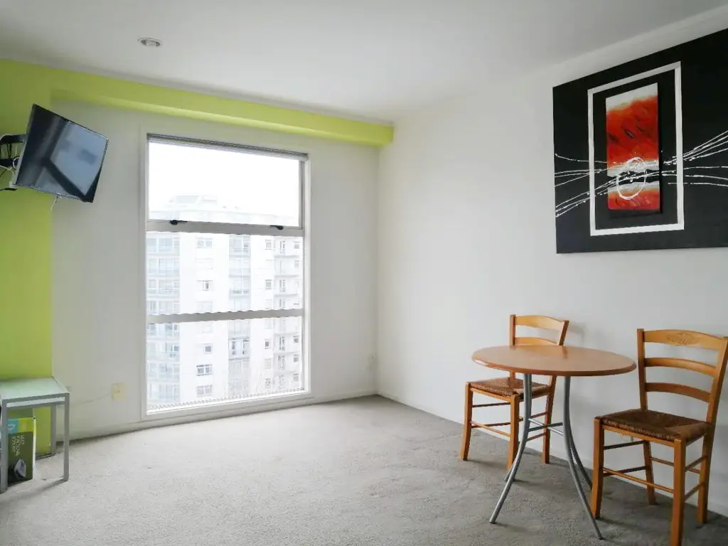 Well presented 1 bedroom apartment with Sky tower and harbour bridge viewing in City Centre.