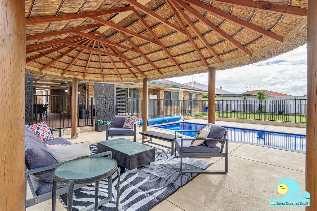 Yanchep 4房  DREAM SETUP FOR TRADIES, MECHANICS, HOBBYISTS & FAMILIES – 906M2 BLOCK, 2 DRIVEWAYS, 2 GARAGES, SECURE PARKING, POOL, SPACIOUS FAMILY HAVEN!