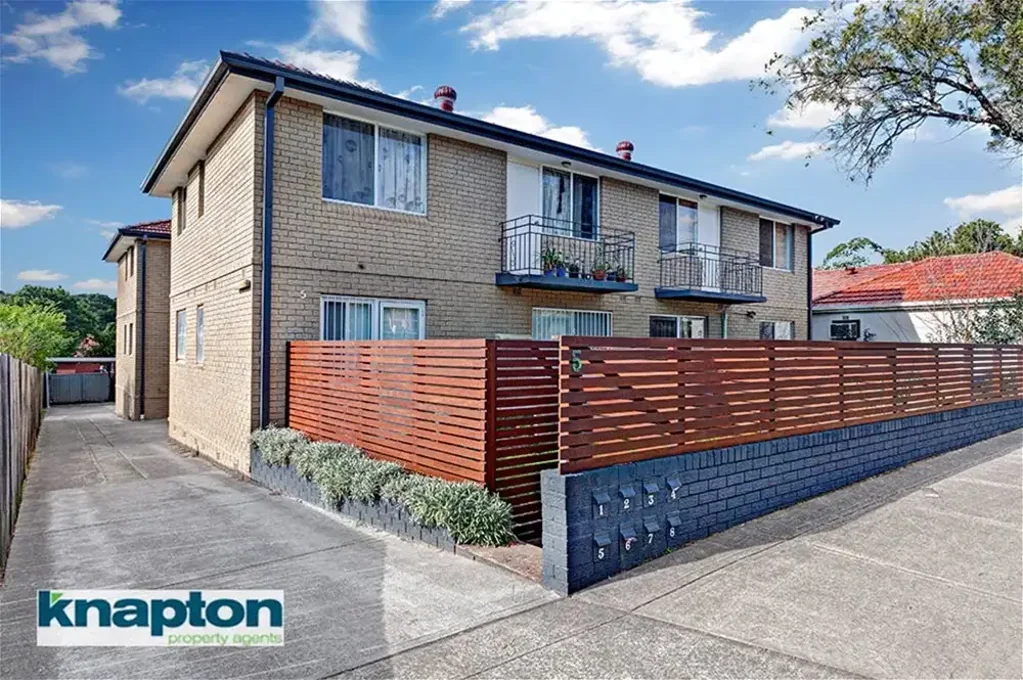 BRIGHT AND SUNNY TOP FLOOR UNIT